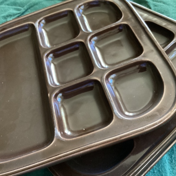 SET OF SIX VINTAGE DARK BROWN CERAMIC SQUARE SHAPED DIVIDED/FONDUE PLATES - Picture 6 of 10